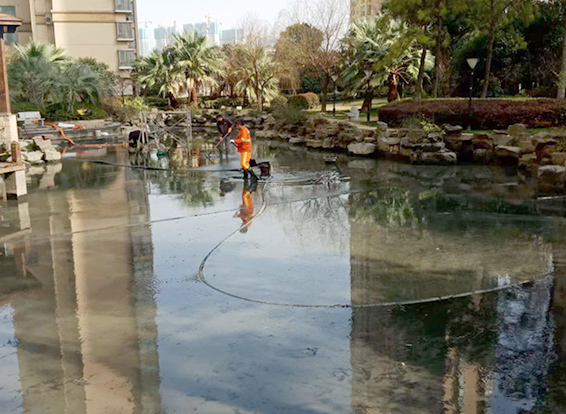 阳江镇景观池淤泥清理