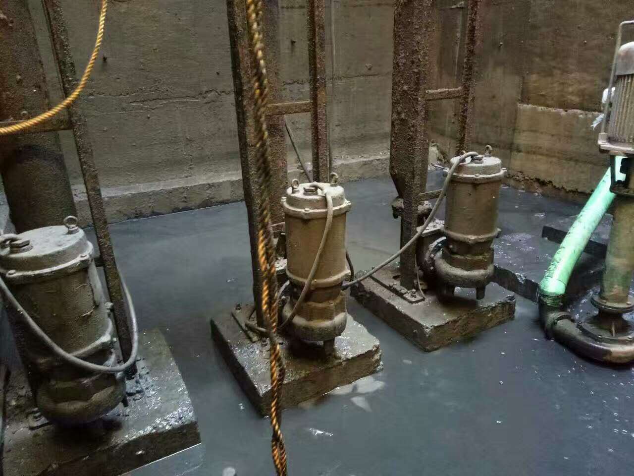 阳江镇污水池清理