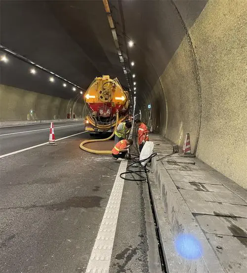 阳江镇隧道排水渠清淤